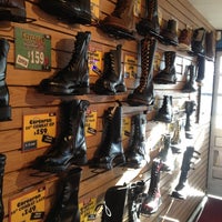 10/27/2012 tarihinde Jonathan D.ziyaretçi tarafından Stompers Boots'de çekilen fotoğraf
