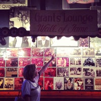 Foto tomada en Grant&amp;#39;s Lounge  por Leila R. el 9/29/2012