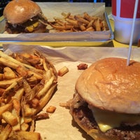 รูปภาพถ่ายที่ MOOYAH Burgers, Fries &amp;amp; Shakes โดย Stephanie O. เมื่อ 4/19/2015