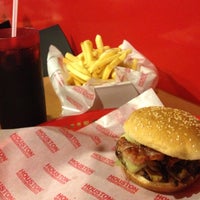 Снимок сделан в Houston Original Hamburgers пользователем Mariana d. 9/21/2012