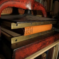 9/19/2013 tarihinde The Vespiary Book Restoration &amp;amp; Binderyziyaretçi tarafından The Vespiary Book Restoration &amp;amp; Bindery'de çekilen fotoğraf
