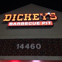 12/11/2013 tarihinde Ken T.ziyaretçi tarafından Dickey&#39;s Barbecue Pit'de çekilen fotoğraf