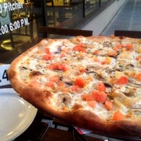 Снимок сделан в Turnpike Pizza пользователем Kate K. 9/19/2012
