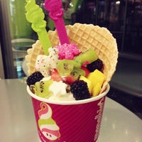 รูปภาพถ่ายที่ Menchie&#39;s โดย Kate K. เมื่อ 4/13/2013