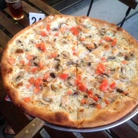 9/19/2012 tarihinde Kate K.ziyaretçi tarafından Turnpike Pizza'de çekilen fotoğraf