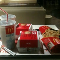 รูปภาพถ่ายที่ McDonald&#39;s โดย Daniel M. เมื่อ 11/4/2012