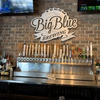 Foto tomada en Big Blue Brewing Company  por Bruce L. el 12/1/2019