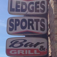 Foto tirada no(a) Ledges Sports Bar &amp;amp; Grill por Eric V. em 10/20/2013