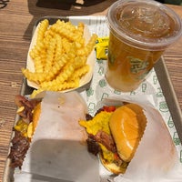 Photo taken at Shake Shack by Andi🐇 on 12/26/2022