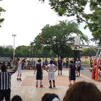 Photo taken at 代々木公園バスケットボールコート by yuna on 5/27/2017