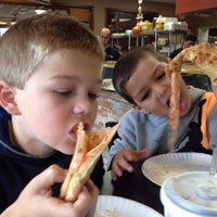 รูปภาพถ่ายที่ Brother&amp;#39;s Pizza โดย Stan E. เมื่อ 11/22/2013