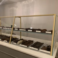 Снимок сделан в Lore&amp;#39;s Chocolates пользователем Retna S. 7/24/2021