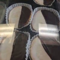 Foto diambil di Swiss Haus Bakery oleh Retna S. pada 7/27/2019