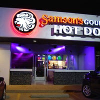 Das Foto wurde bei Samson&amp;#39;s Gourmet Hot Dogs von Samson&amp;#39;s Gourmet Hot Dogs am 9/21/2013 aufgenommen