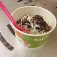 Photo taken at Tutti Frutti Frozen Yogurt by Yonca E. on 10/6/2013