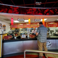 Foto diambil di Z Burger oleh Jeremiah S. pada 7/17/2022