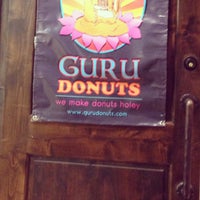 Foto scattata a Guru Donuts da Matthew S. il 9/6/2013