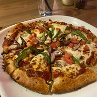 Photo taken at Boston Pizza by Ana on 5/9/2022