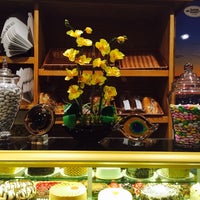Das Foto wurde bei Safir Bakery &amp;amp; Cafe von Ilayda T. am 5/11/2014 aufgenommen