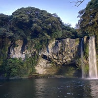 Photo taken at Cheonjiyeon Waterfall by ぽる on 5/2/2023