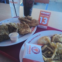 Foto diambil di Popeyes Louisiana Kitchen oleh Melissa K. pada 10/18/2014