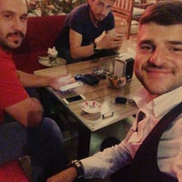 Снимок сделан в Black Garden Cafe пользователем Acar İ. 5/17/2015