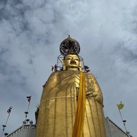 Photo taken at Wat Intharawihan by ailuvyuto on 7/9/2022