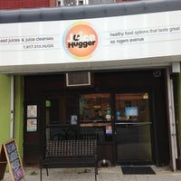 Photo prise au Juice Hugger&amp;#39;s Cafe par Adina&amp;#39;s Brooklyn le9/28/2013