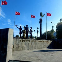 Photo taken at Kuşadası Sahili by ♛🅲🅴🆁🅴🅽♛ on 12/3/2022