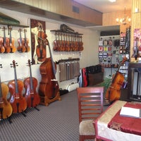 Снимок сделан в Tulsa Strings Violin Shop - Full service shop offering fine instrument sales, repairs, and evaluations пользователем Tulsa Strings Violin Shop - Full service shop offering fine instrument sales, repairs, and evaluations 9/23/2013