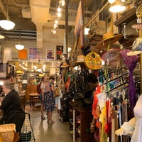 Foto tirada no(a) Vintage Thrift Shop por Jose F. em 7/19/2019