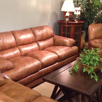 Das Foto wurde bei Allen Wayside Furniture von Allen Wayside Furniture am 9/24/2013 aufgenommen