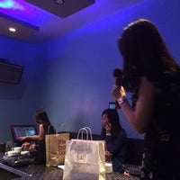 Foto tirada no(a) Inhabit Karaoke Lounge por Luna C. em 5/12/2014