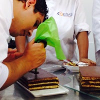 รูปภาพถ่ายที่ Escola de Gastronomia Aires Scavone (EGAS) โดย SORATO L. เมื่อ 1/28/2015