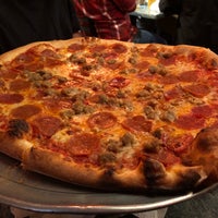 10/14/2018にLenny G.がEngine House Pizzaで撮った写真