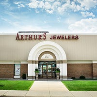 9/26/2013 tarihinde Arthur&amp;#39;s Jewelersziyaretçi tarafından Arthur&amp;#39;s Jewelers'de çekilen fotoğraf
