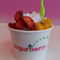 Das Foto wurde bei Yogurberry Frozen Yogurt Café von Brian am 11/25/2012 aufgenommen
