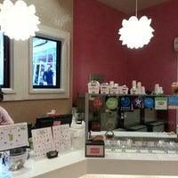 รูปภาพถ่ายที่ Yogurberry Frozen Yogurt Café โดย Brian เมื่อ 2/15/2013