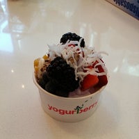 Снимок сделан в Yogurberry Frozen Yogurt Café пользователем Brian 3/2/2014