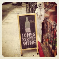 Снимок сделан в Jones Street Wine пользователем Laura S. 10/28/2012