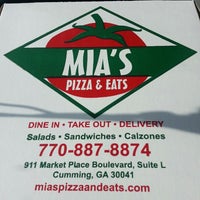 Foto scattata a Mia&amp;#39;s Pizza &amp;amp; Eats da DMoe W. il 10/4/2013