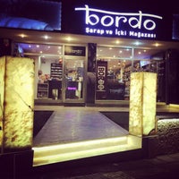 Foto tirada no(a) Bordo Şarap ve İçki Mağazası por .... .. em 1/10/2015