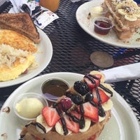 Снимок сделан в Omelette &amp;amp; Waffle Café пользователем T H. 8/25/2015