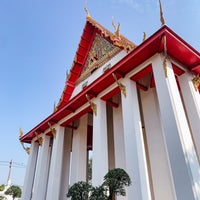 Photo taken at Wat Hong Rattanaram Ratchaworawihan by 𝙉𝙄𝘼 on 12/20/2021