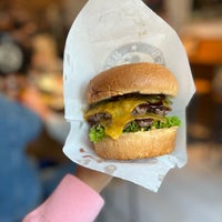 Das Foto wurde bei Ruff&amp;#39;s Burger Marienplatz von A am 10/31/2022 aufgenommen