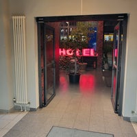 Foto diambil di Michelberger Bar oleh Holger K. pada 3/22/2022