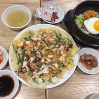 Photo taken at Bonjuk&amp;amp;LunchBox Korean well-being food by Julie B. on 2/25/2017
