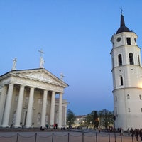 รูปภาพถ่ายที่ Katedros aikštė | Cathedral Square โดย Julie B. เมื่อ 5/6/2017