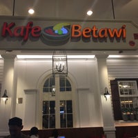 Photo taken at Kafe Betawi by Malek M. on 6/13/2016