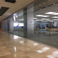 Photo taken at Apple Chatswood Chase by RedV6 \. on 5/1/2018